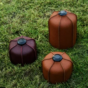 Detalle de la funda protectora para bombona de gas de camping, cuero sintético de calidad