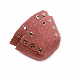 Nahaufnahmedetail des rosafarbenen Wildleder Rollschuh Zehenschutzes mit Maßangaben und Gewicht.