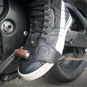 Leder Motorrad Schalthebel Schutz Detailansicht am Stiefel mit robuster Metallschnalle.