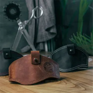 Detailansicht des Leder Motorrad Schalthebel Schusters mit robuster Naht und Schnalle.