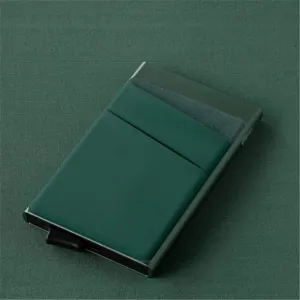 Vue détaillée d'un étui porte-cartes pop-up en aluminium vert foncé et portefeuille minimaliste.