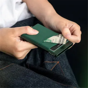 Vue détaillée du porte-cartes pop-up en aluminium avec poche en cuir et design élégant.