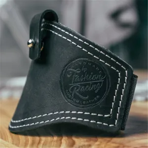 Detaillierte Ansicht des schwarzen Leder-Motorrad-Schaltpads mit weißen Nähten und Druckknopf.