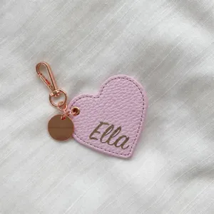 Portachiavi a cuore rosa in pelle PU con ferramenta dorata e ciondolo per borse.