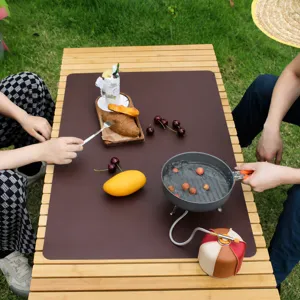 Découvrez ce tapis de pique-nique pliant en cuir, une natte de table durable pour le camping.