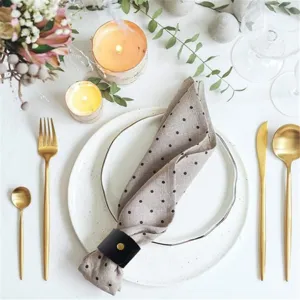 Dettaglio anello per tovagliolo in ecopelle PU nera, elegante decorazione per tavola.