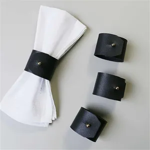 Set di portatovaglioli in pelle PU nera con borchia dorata, elegante decorazione tavola.