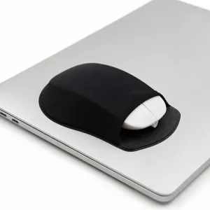 Vista dettagliata della custodia adesiva nera in lycra per mouse su superficie laptop.