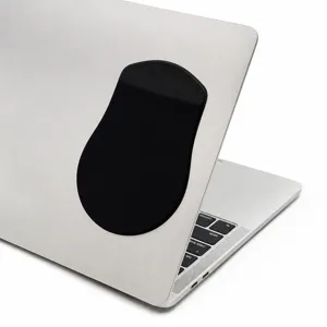 Vista di dettaglio della tasca adesiva in Lycra nera per mouse e carte sul retro del laptop.