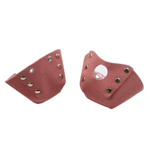 Rosa Wildleder und PVC Rollschuh Zehenschutzkappen Detailansicht, Schutzhauben für Quad Skates.