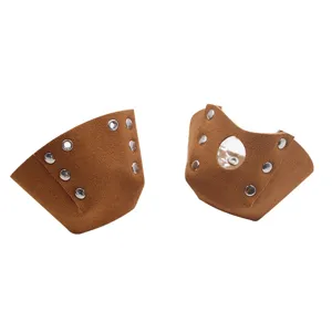 Braune Wildleder Rollschuh Zehenschutzkappen mit Nieten, robuster Vierrad Skateschutz.