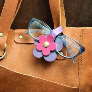 Clip porta occhiali a fiore in pelle per borsa, ciondolo zaino in ecopelle e supporto.