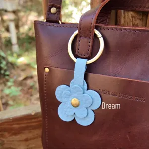 Ciondolo borsa fiore in pelle blu simpatico portachiavi floreale per zaino da donna decoro.
