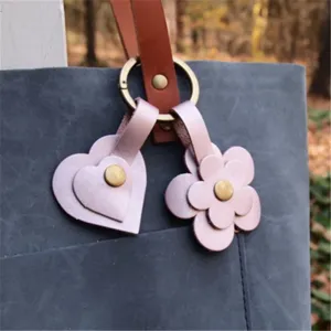 Chic ciondolo borsa in pelle con fiore e cuore, grazioso accessorio rosa per zaino da donna borsa