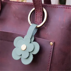 Portachiavi con fiore in pelle PU verde, ciondolo borsa a petali multistrato elegante.