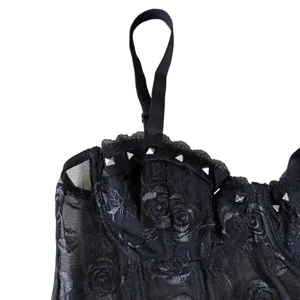Dettaglio corsetto nero in pizzo con ricamo di rose scure e borchie metalliche argentate sullo scollo.