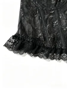 Dettaglio corsetto in pizzo con ricamo di rose nere, bustier gotico trasparente con volant.