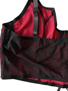 Detailansicht des gotischen Spitzenkorsetts mit rotem Stoff, schwarzem Mesh und verstellbarem Träger.