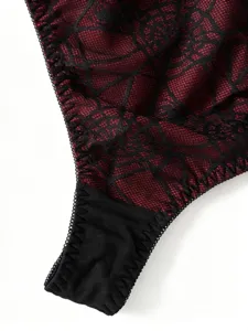 Gotische Spinnennetz-Spitzen-Lingerie-Detail, rot und schwarz sexy Kontrast Tanga oder Slip.