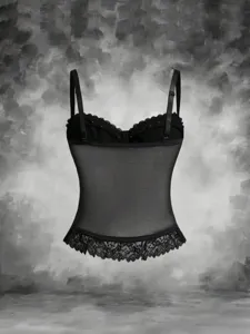 Top bustier corset in pizzo a rete gotico nero con spalline regolabili e stecche di supporto.