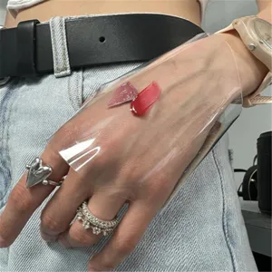 Gedetailleerde close-up van doorzichtige PVC hand make-up palet met cosmetische stalen.
