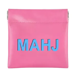 Detailweergave van het roze PU lederen tasje met MAHJ print en metalen veersluiting.