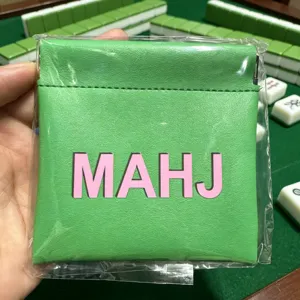 Gedetailleerde close-up van de groene PU lederen mahjong chip muntzak met handige sluiting.