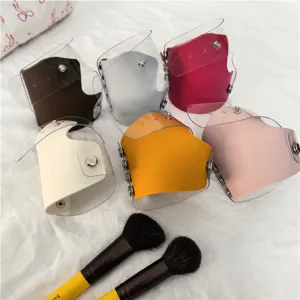 Draagbaar lederen make-up palet met transparant PVC en metalen drukknoop details.