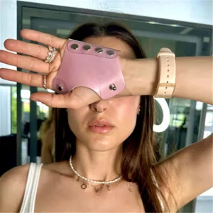 Handgedragen make-up palet van roze leer en helder PVC met metalen drukknopen voor eenvoudig mixen.