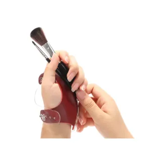 Detailopname van de met de hand gedragen leer en PVC make-up mengpalet met drukknoppen.