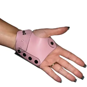 Gedetailleerd uitzicht van het roze lederen en transparante PVC make-up mengpalet gedragen op de hand.
