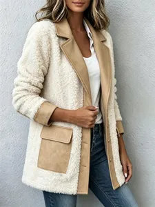 Gedetailleerd overzicht met het stijlvolle sherpa fleece patchwork vest met revers.