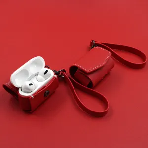 Étui de protection en cuir PU rouge avec dragonne pour écouteurs sans fil Bluetooth.