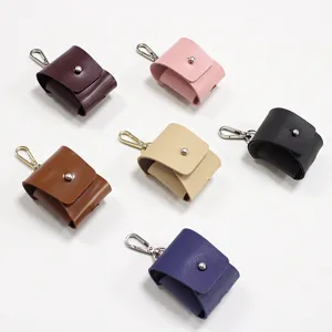 Vista detallada de la bolsa de almacenamiento de auriculares de cuero PU con gancho metálico.