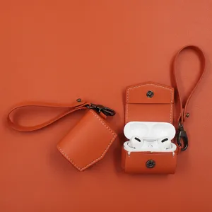Vue détaillée de l'étui de protection en cuir PU orange pour écouteurs avec lanière et boucle.