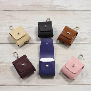 Vista detallada de fundas protectoras de cuero PU para auriculares con gancho metálico.