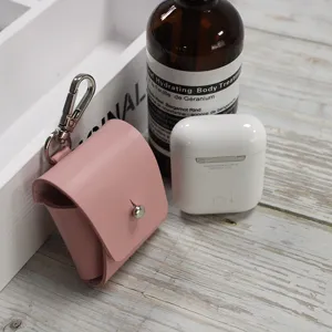 Funda protectora de cuero PU rosa para auriculares inalambricos con llavero y boton.