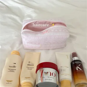 Gewatteerde cosmetische tas met roze hartjespatroon, stijlvolle make-up pouch voor huidverzorging.