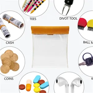 Busta trasparente in PVC con chiusura in pelle marrone, ideale per accessori da golf e piccoli oggetti.