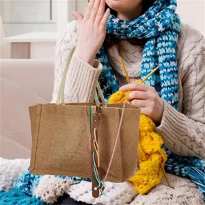 Organisateur de fil de laine DIY portable avec lanière en cuir et sac en jute.