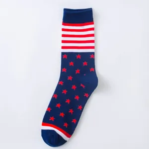 Detailansicht patriotischer US-Flaggen-Wadenstrümpfe mit roten Sternen und Streifen für Herren.