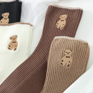 Süße bestickte Bären Mittelsocken, weiches Rippstrick-Design für Damen im Alltag.