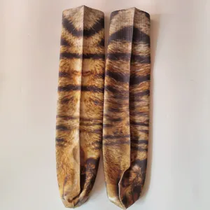 Detailansicht von 3D Tiger Muster bedruckten langen Socken, lustige Neuheit Tiersocken für Erwachsene.