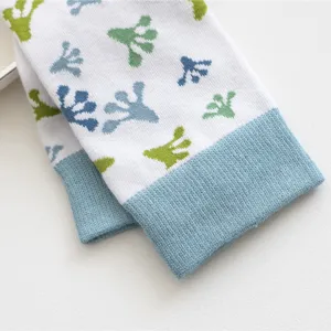 Nahaufnahme von niedlichen Froschmuster Socken in weißer Baumwolle gemütliche Beinstulpen.