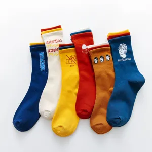 Chaussettes longues en coton style Harajuku japonais pour femmes avec poignets tricolores.