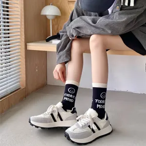 Unisex College Stil Wadenlange Socken Herbst Frühling Baumwolle Lässig Schwarz Weiß Buchstabe Smiley Gesicht Druck Tägliche Socken