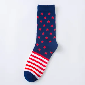 Detailansicht von Socken im US-Flaggen-Design mit blauen Sternen und rot-weißen Streifen.