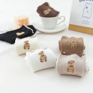 Gemütliche Damen Socken mit süßer Bär Bestickung, japanischer Stil Baumwolle Socken.