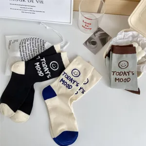 Modische Damen Socken mit Smiley Print, lässige atmungsaktive Baumwolle Mid-Calf Socken.