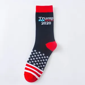 Nahaufnahme von Baumwoll-Mittelsocken mit US-Flagge Sternen und Trump 2020 Druck.